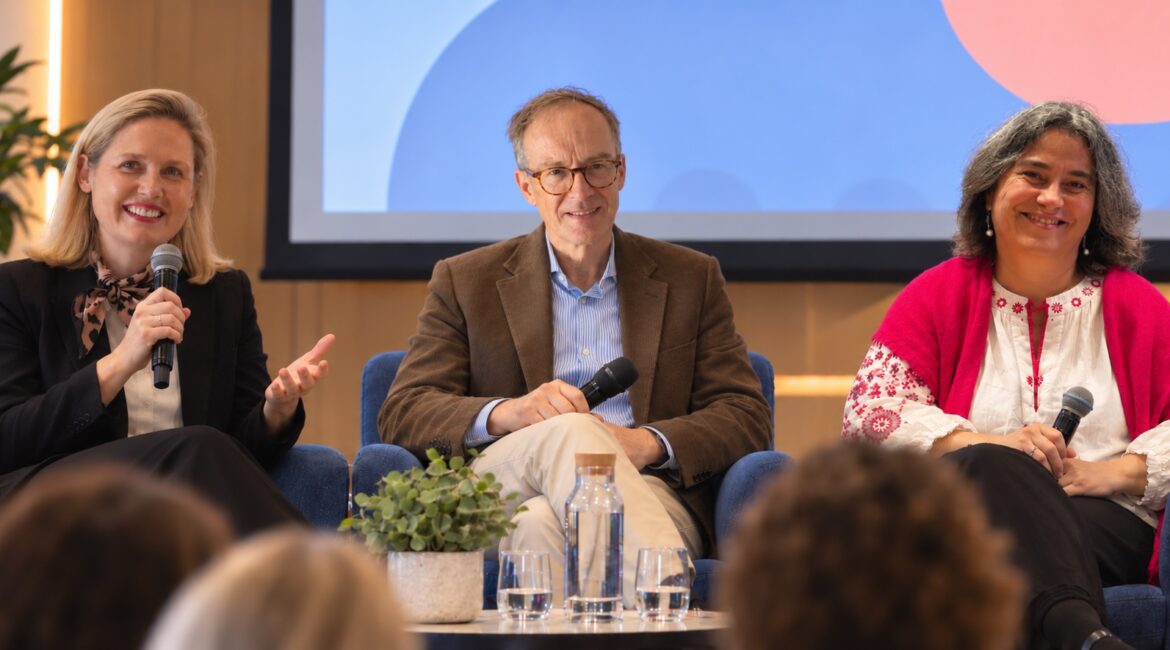 Caroline Mac Naughton, Bernard Noirot-Nérin et Axelle Huber intervenant lors d’une conférence MyTeamily sur l’aidance